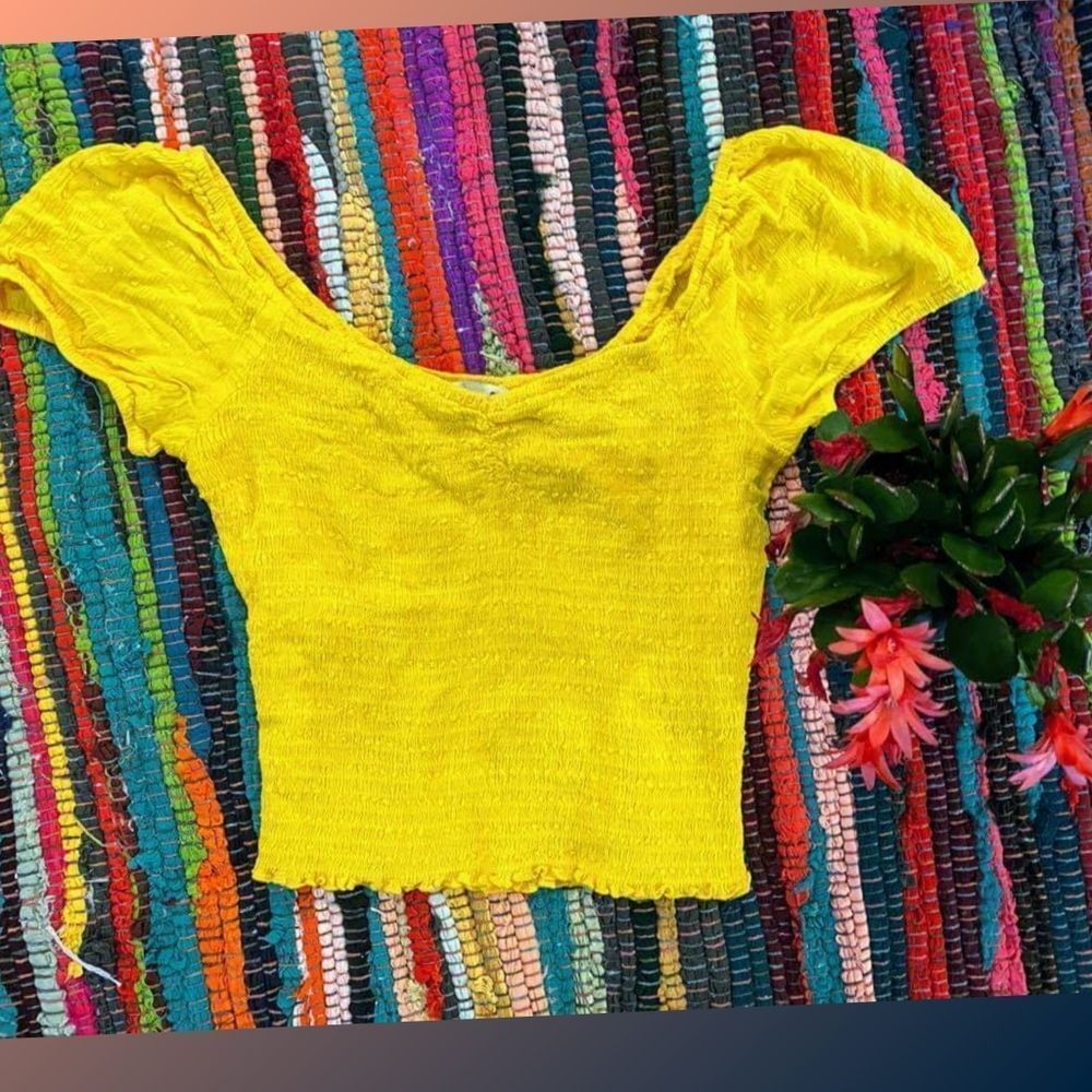 Hollister, yellow crop top NWOT